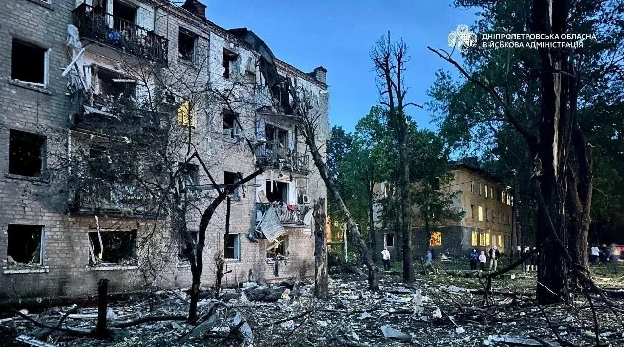 Nach dem nächtlichen Angriff in Dnipro sind mehrere Menschen verletzt worden.