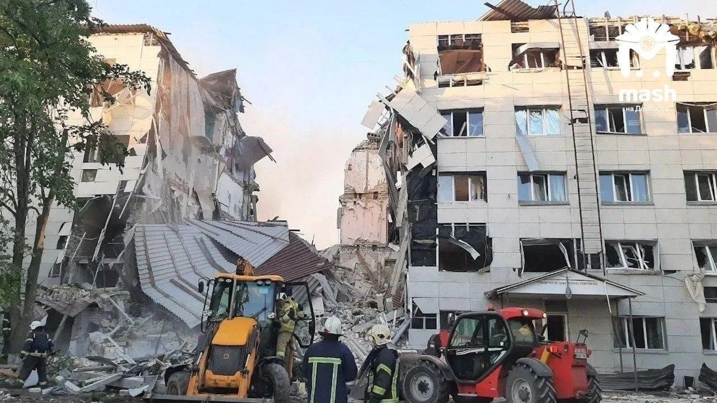 Beschädigtes College- und Wohnheimgebäude in Starobilsk nach einem Angriff.